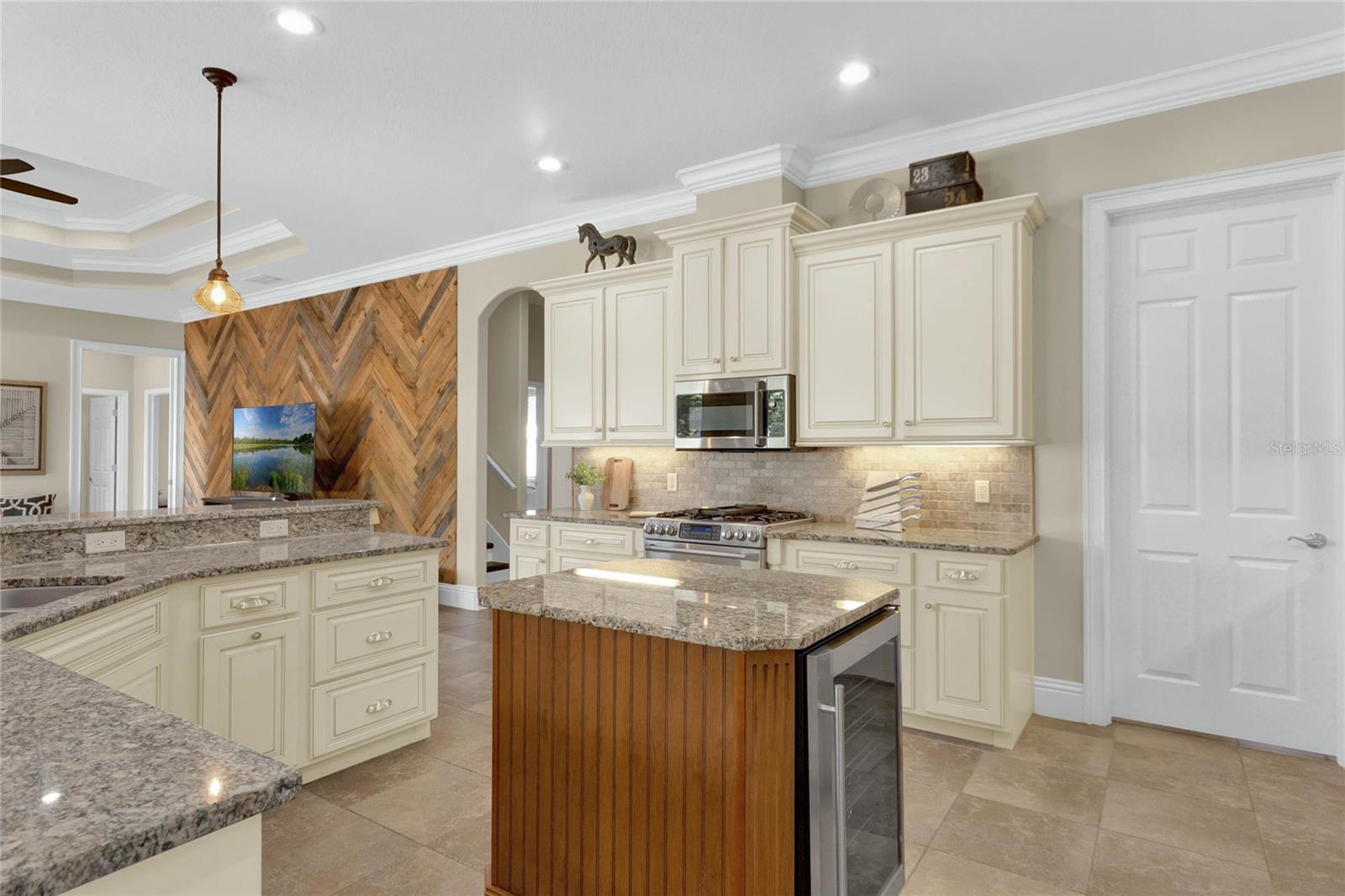 1364 CRESCENT WOODS LOOP