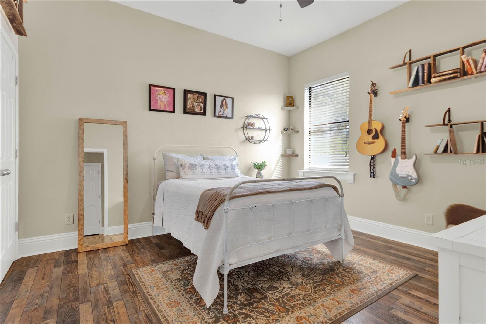 1364 CRESCENT WOODS LOOP