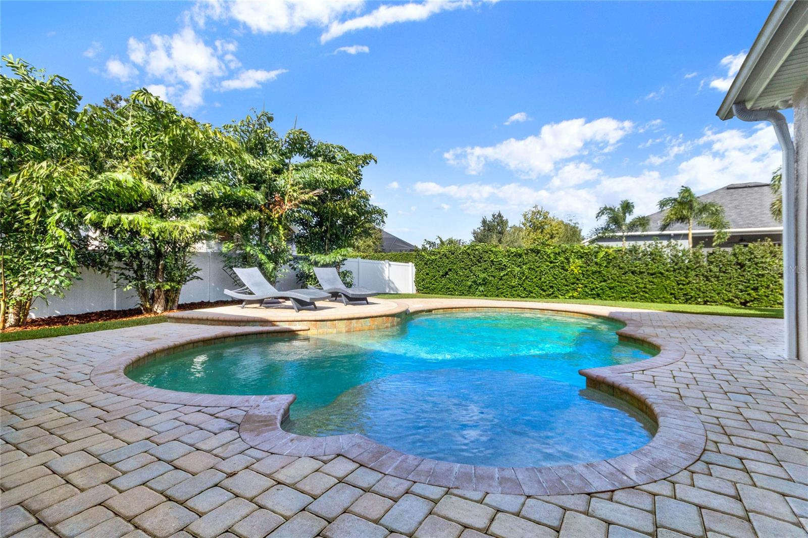 1364 CRESCENT WOODS LOOP