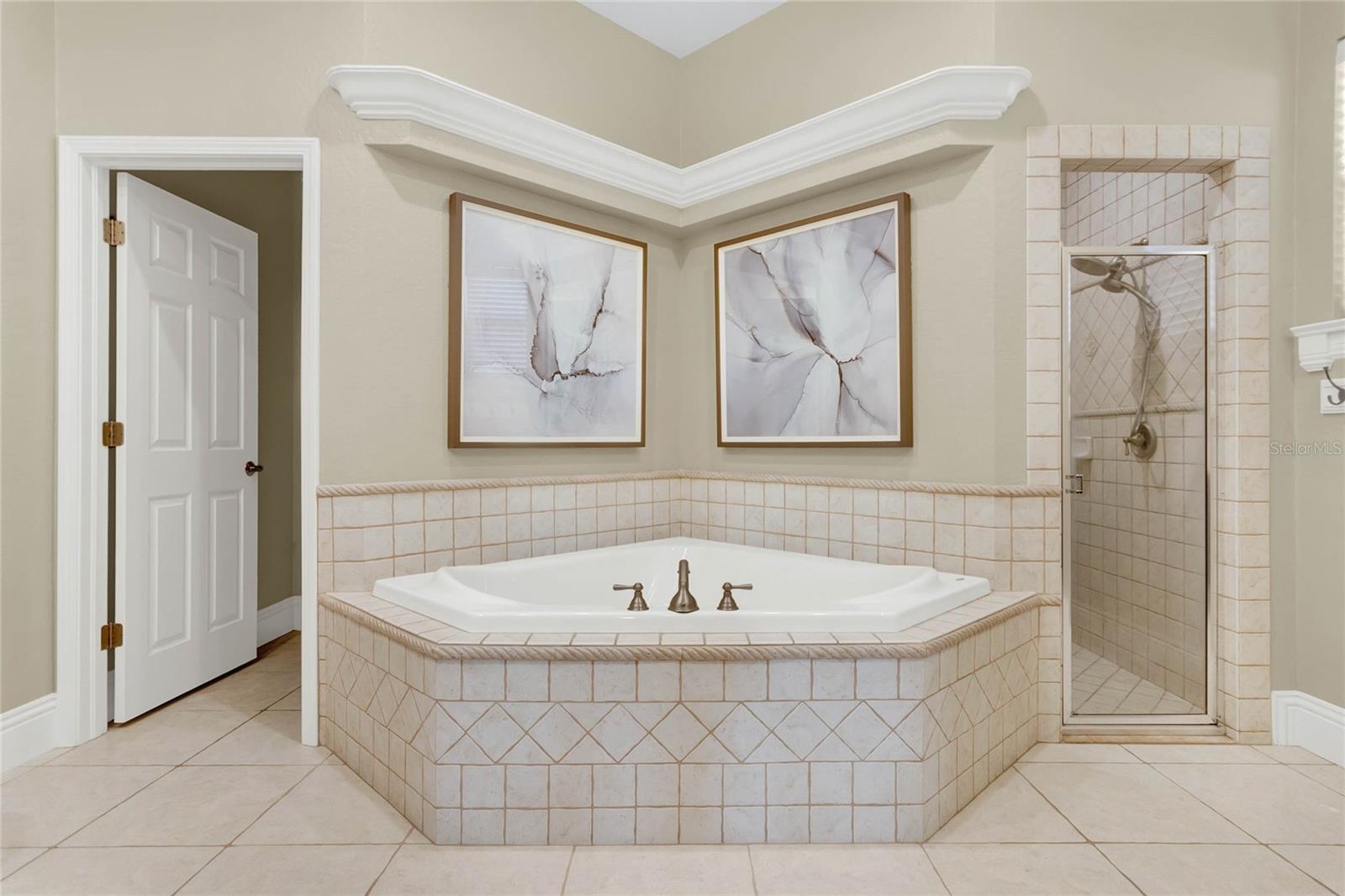 1364 CRESCENT WOODS LOOP