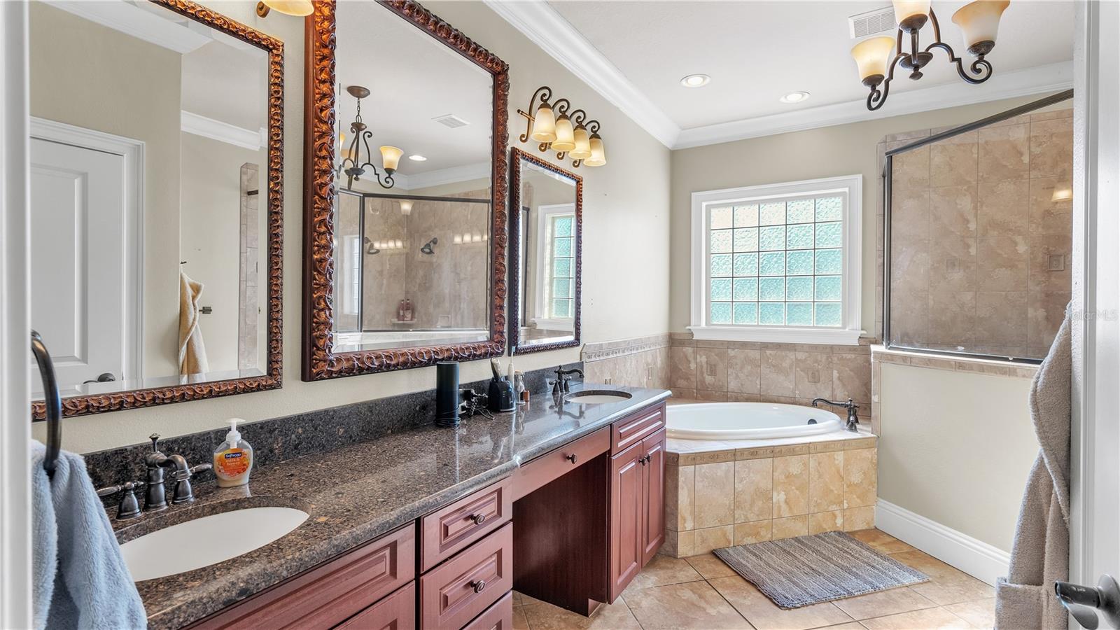 6714 CRESCENT WOODS CIR