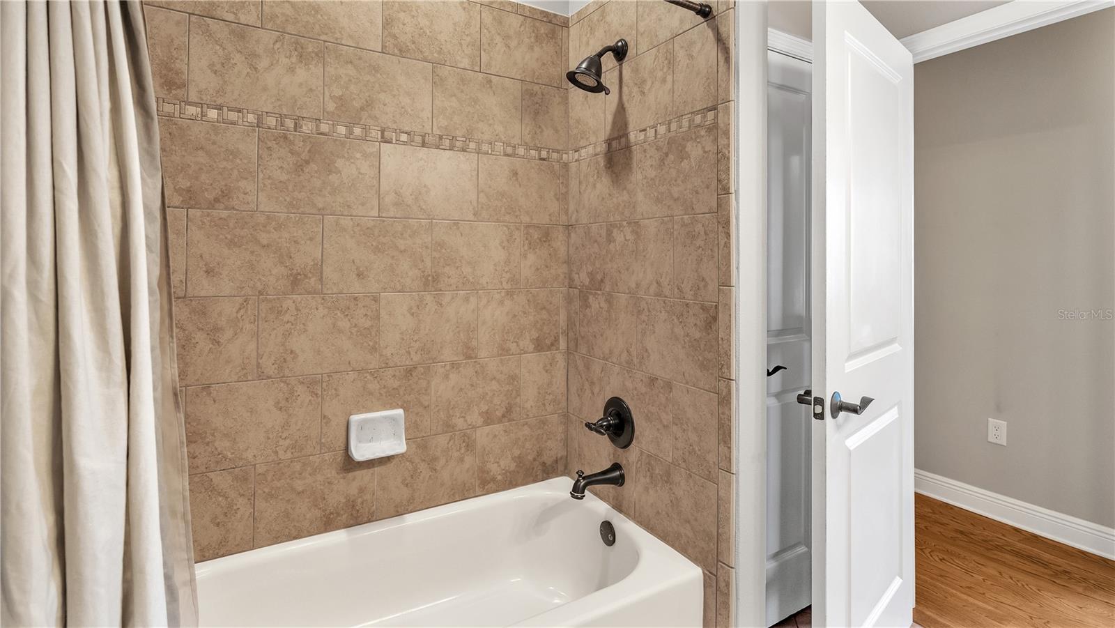 6714 CRESCENT WOODS CIR