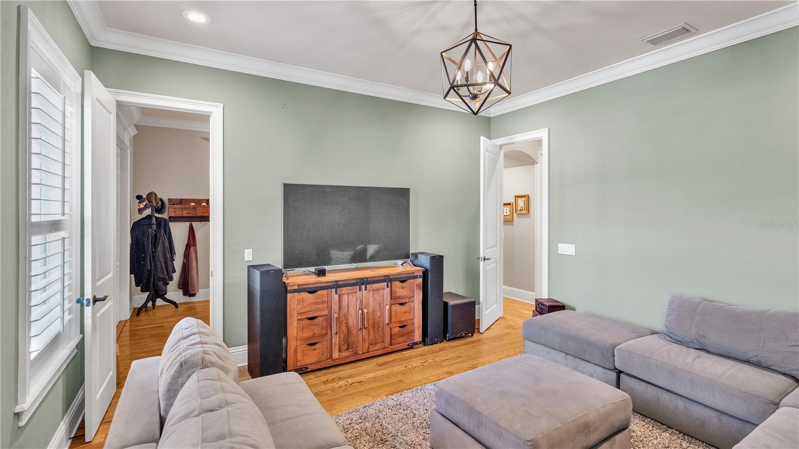 6714 CRESCENT WOODS CIR