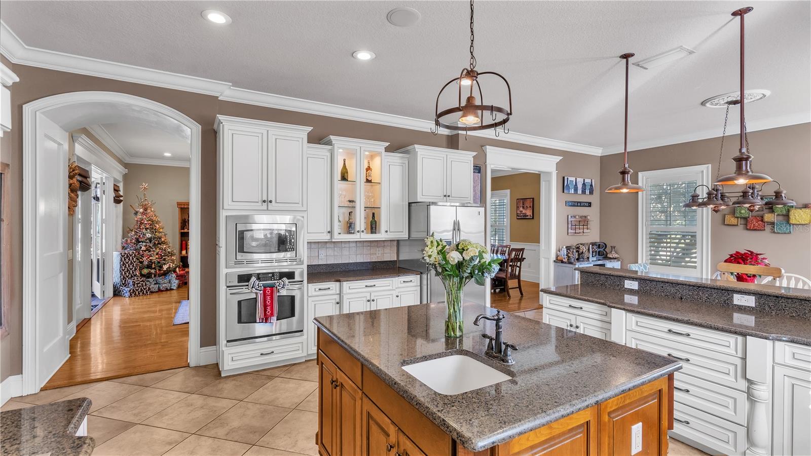 6714 CRESCENT WOODS CIR