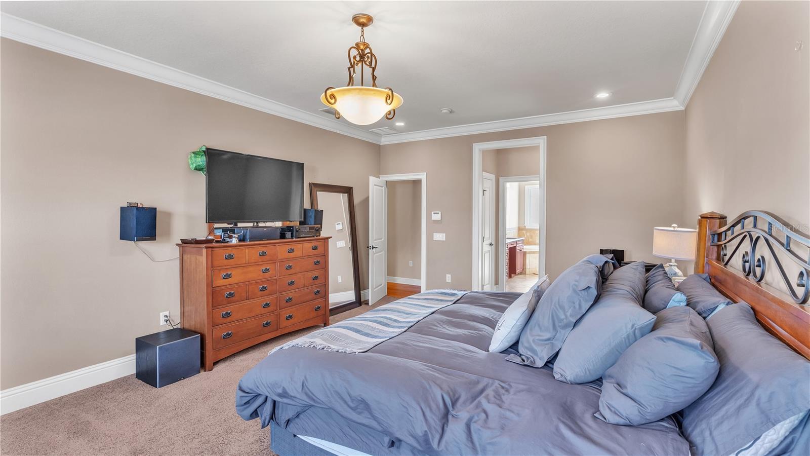 6714 CRESCENT WOODS CIR