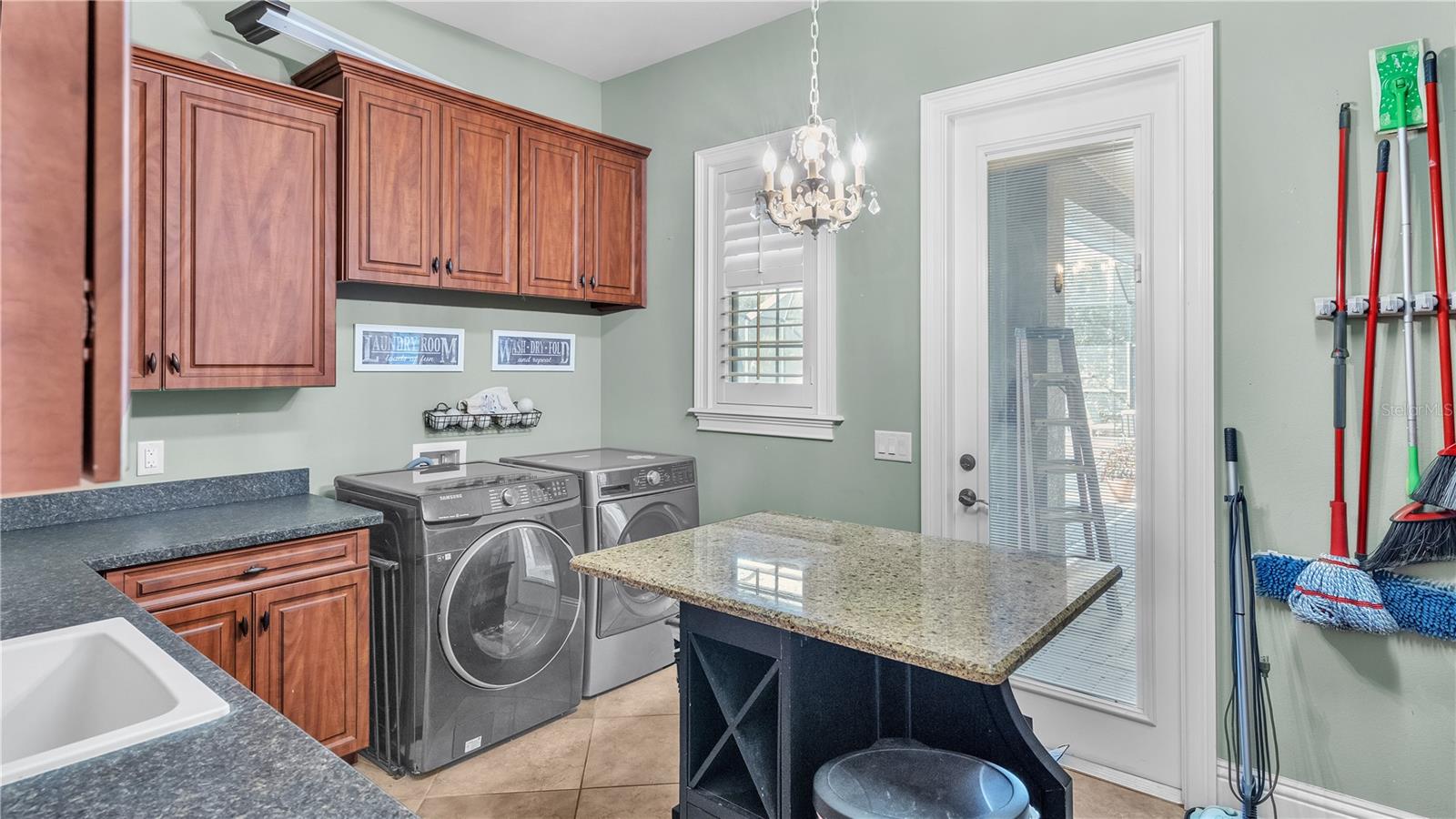 6714 CRESCENT WOODS CIR