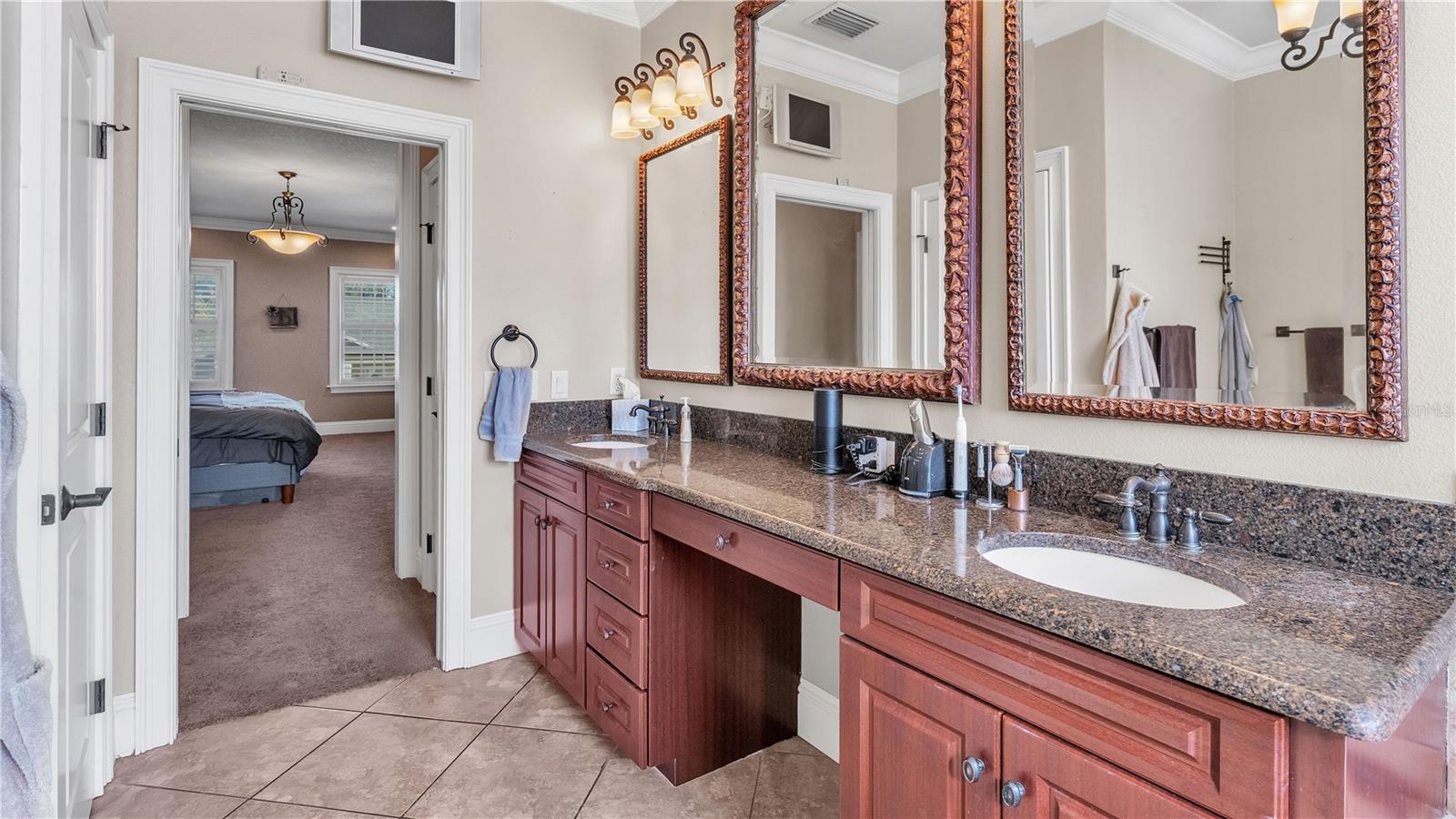 6714 CRESCENT WOODS CIR