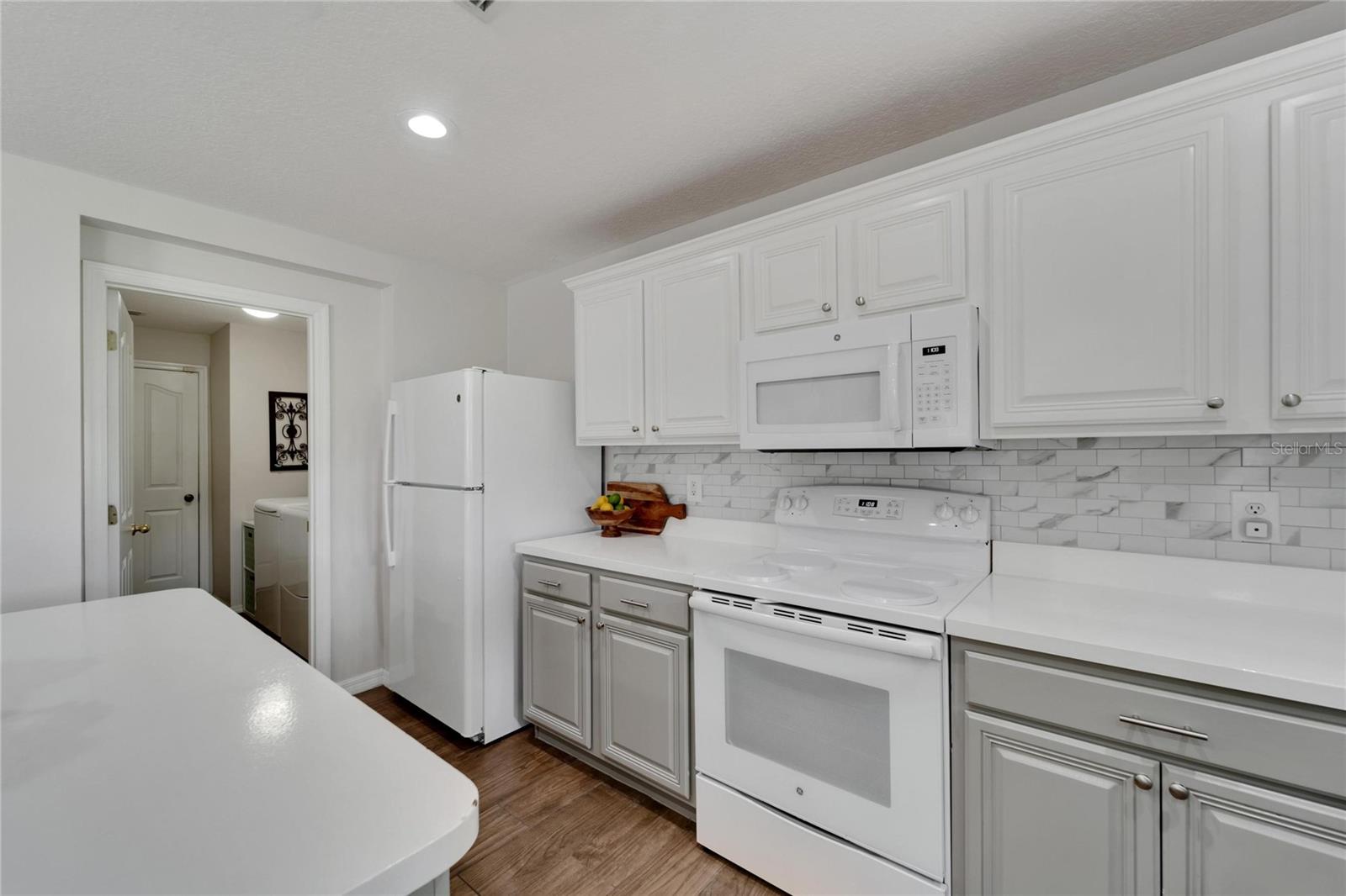 6888 LAKE EAGLEBROOKE DR