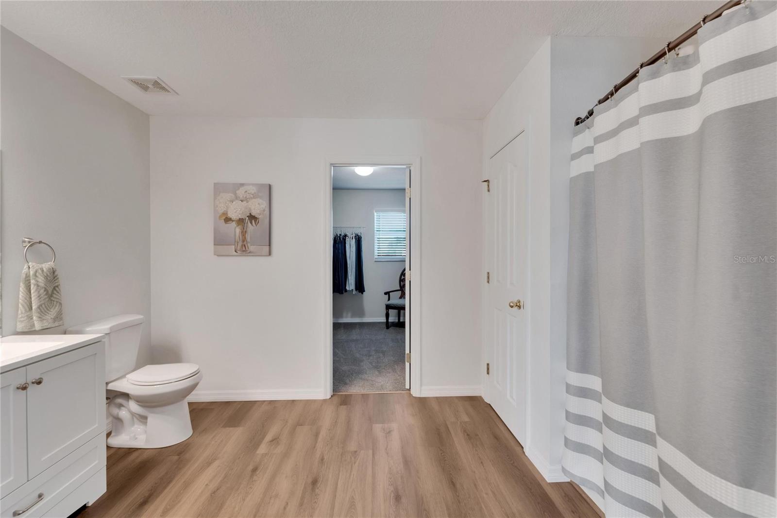 6888 LAKE EAGLEBROOKE DR