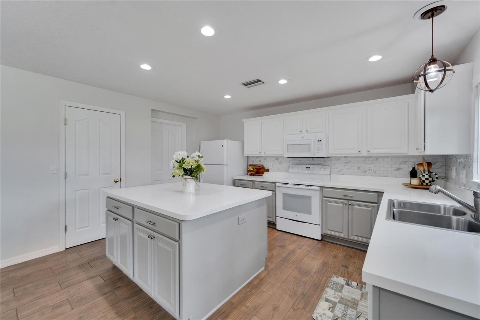 6888 LAKE EAGLEBROOKE DR