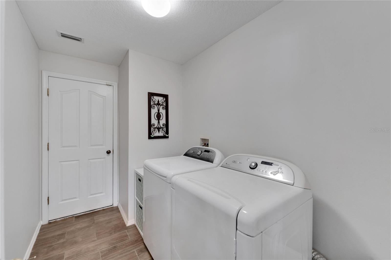 6888 LAKE EAGLEBROOKE DR