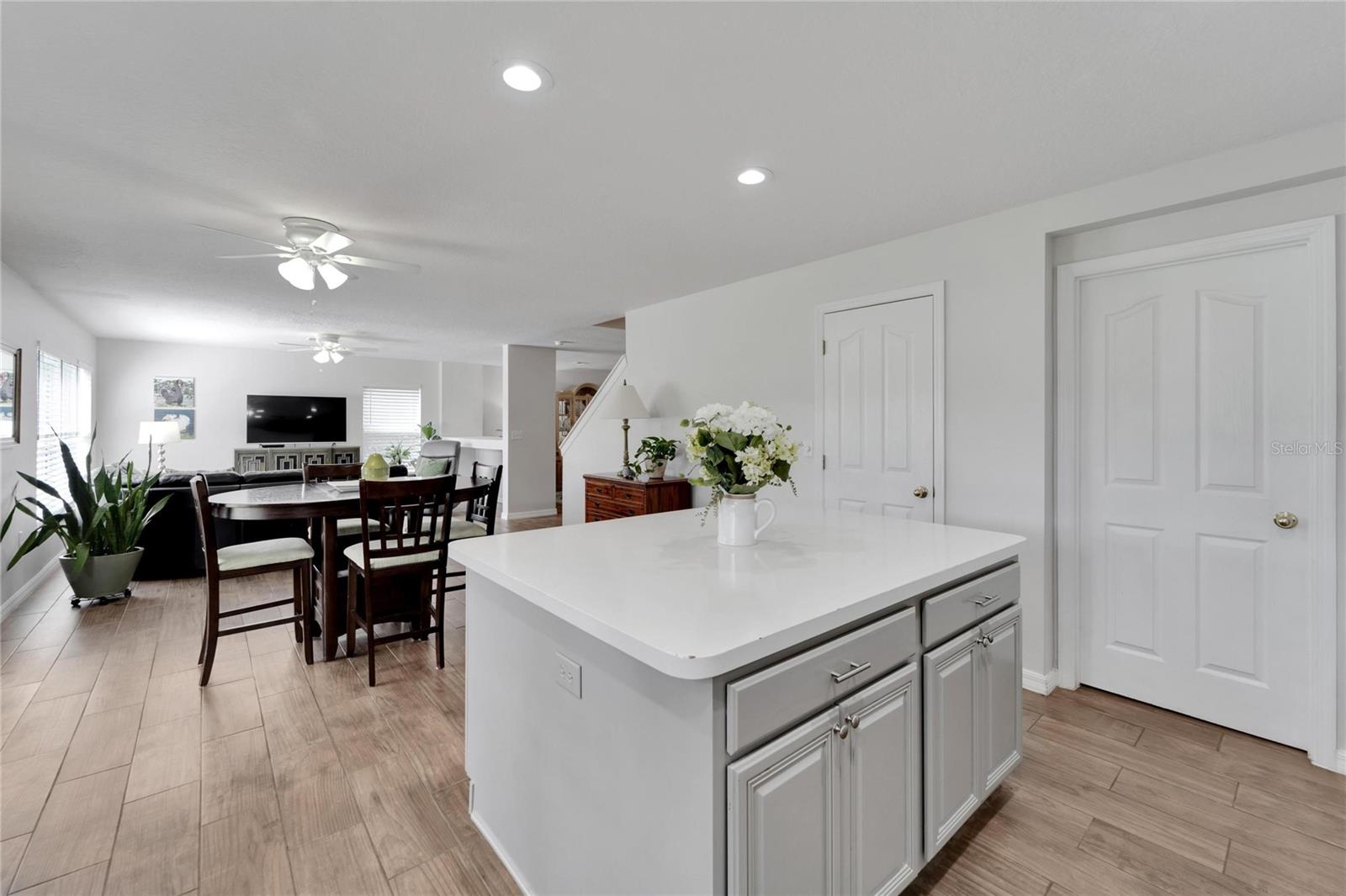 6888 LAKE EAGLEBROOKE DR