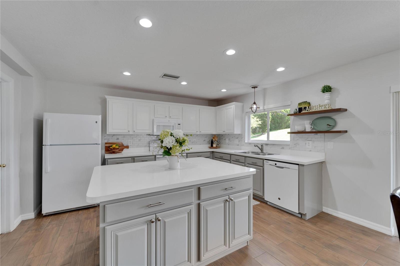 6888 LAKE EAGLEBROOKE DR