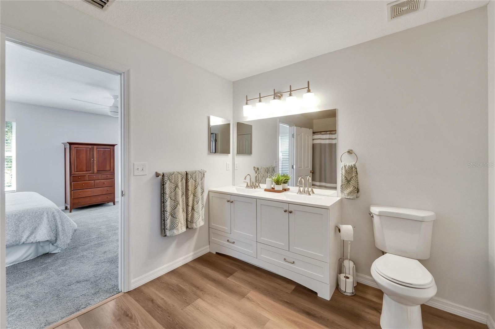 6888 LAKE EAGLEBROOKE DR