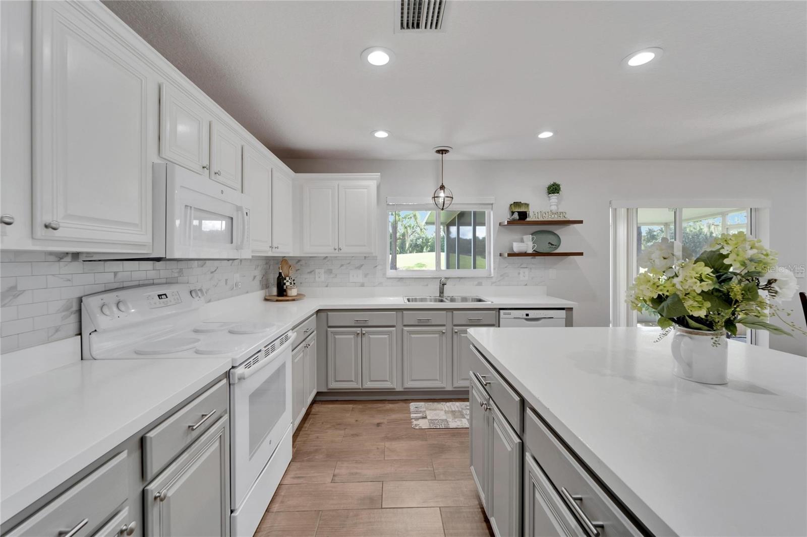 6888 LAKE EAGLEBROOKE DR