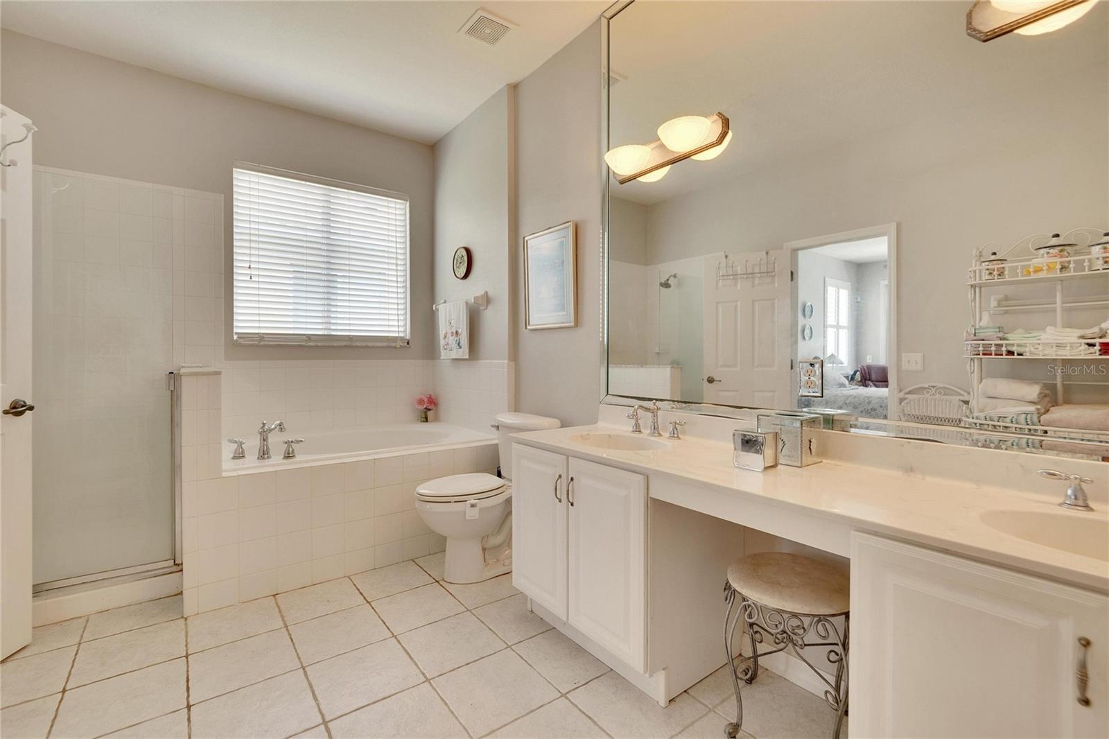 6979 LAKE EAGLEBROOKE DR