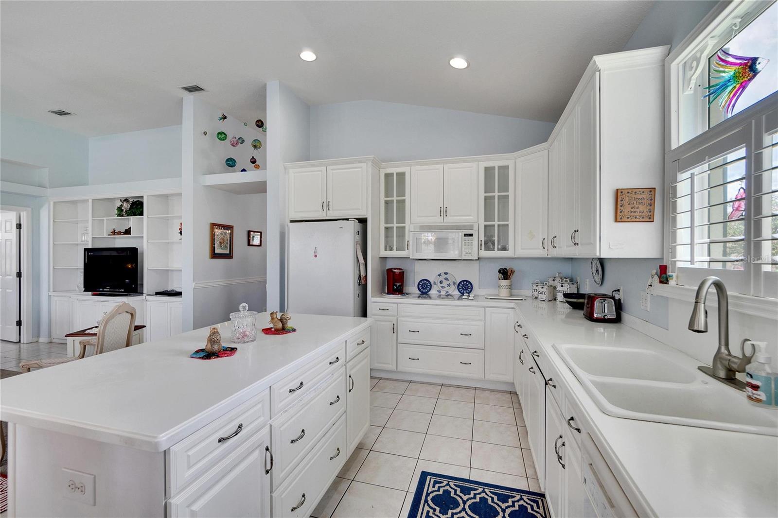 6979 LAKE EAGLEBROOKE DR