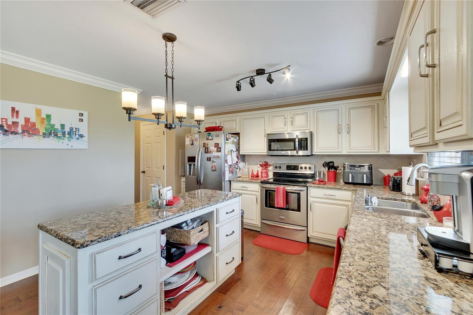 6847 LAKE EAGLEBROOKE DR