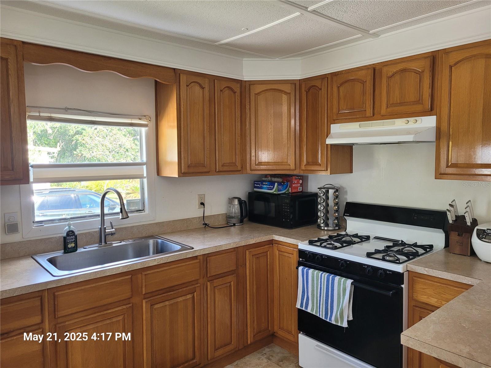 2005 BLUE LAKE DR