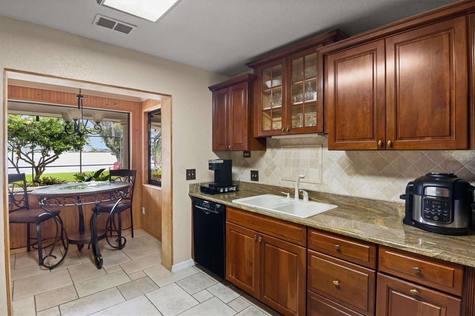 926 VAN DR