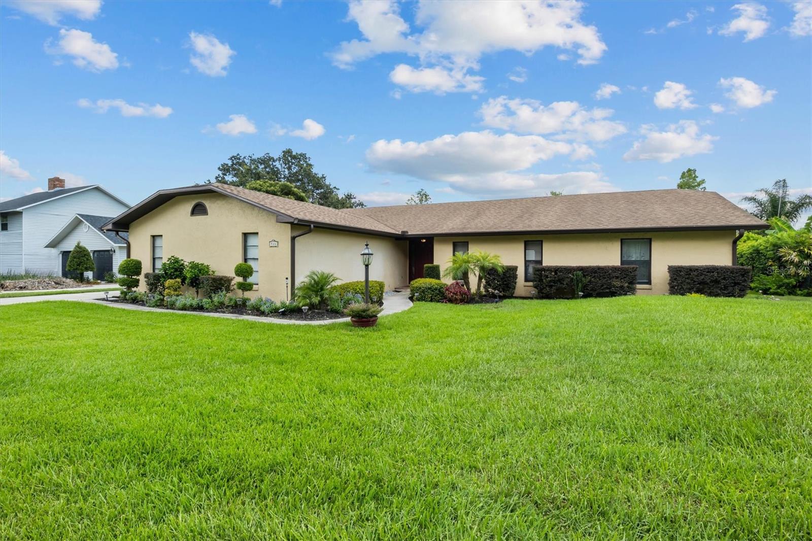 926 VAN DR