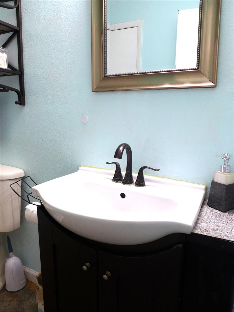 1711 GARDEN LAKE DR #1711