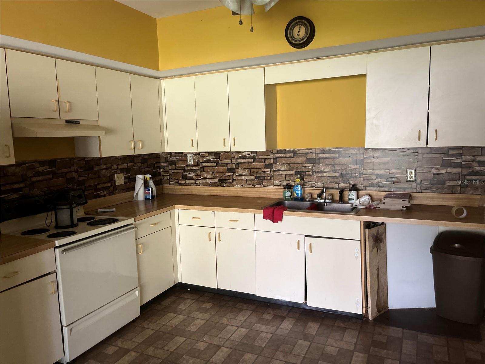 1450 W LAKE CANNON DR NW