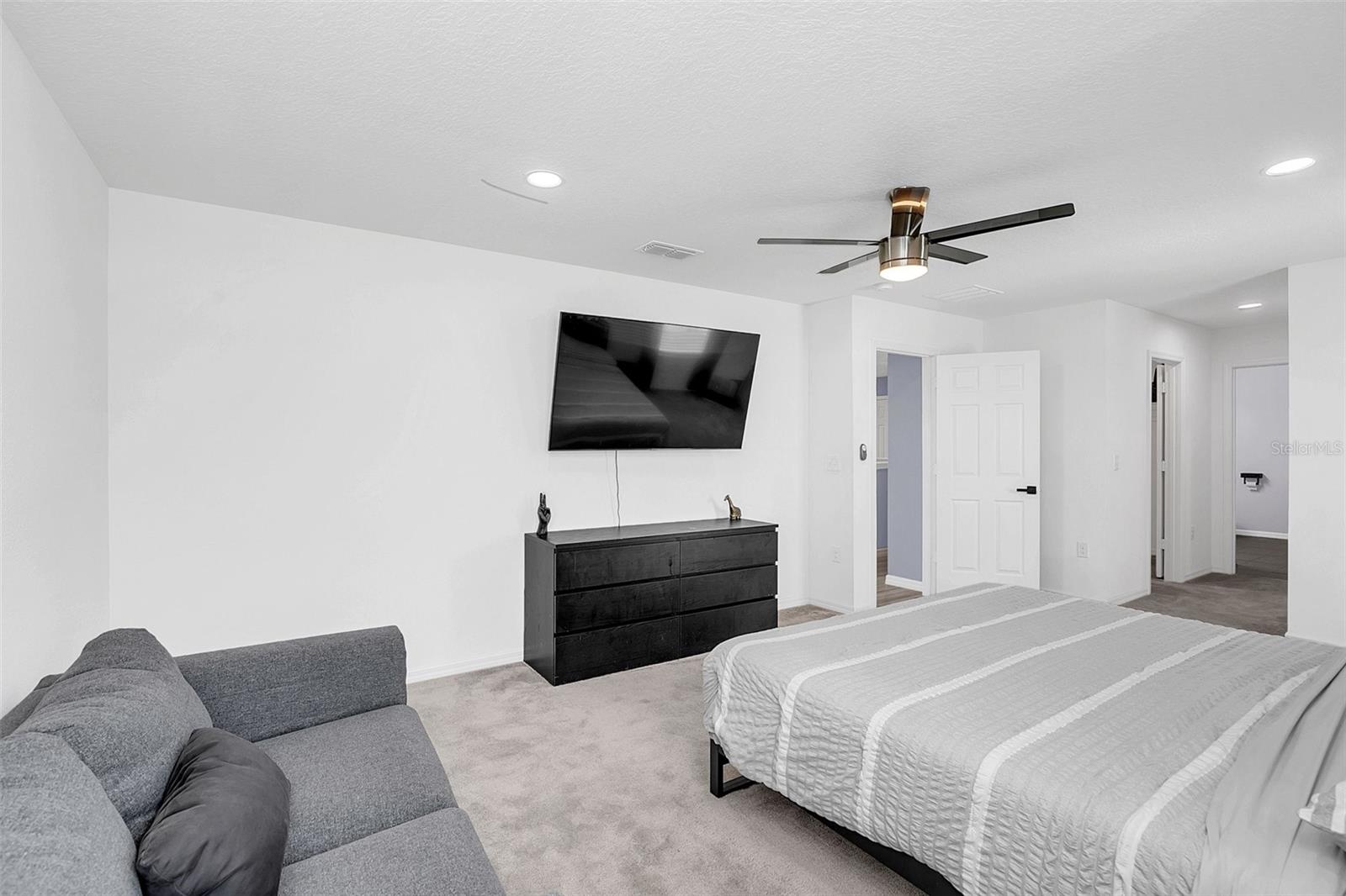 3081 LAKES CREST AVE