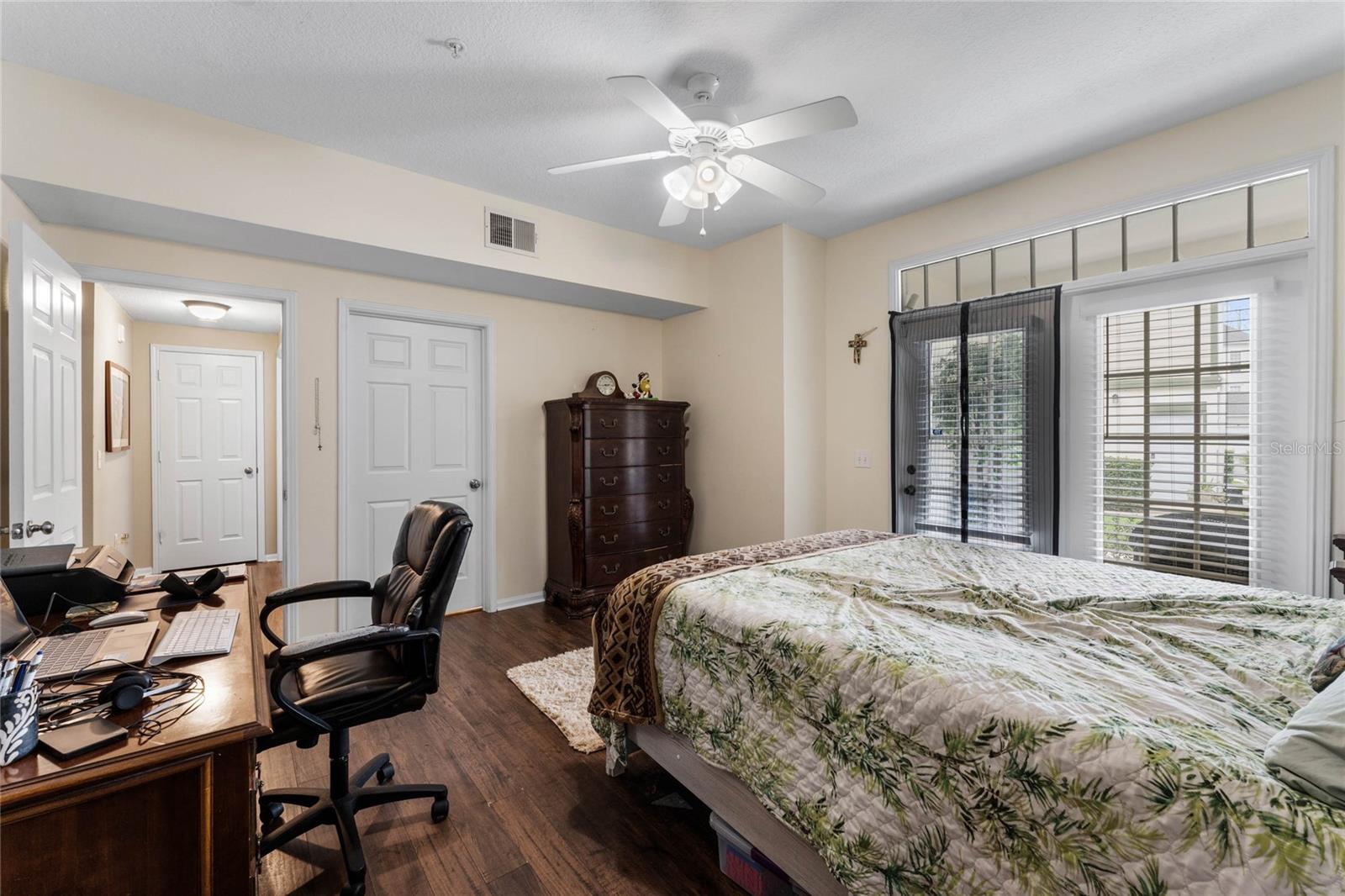 221 LONGVIEW AVE #102