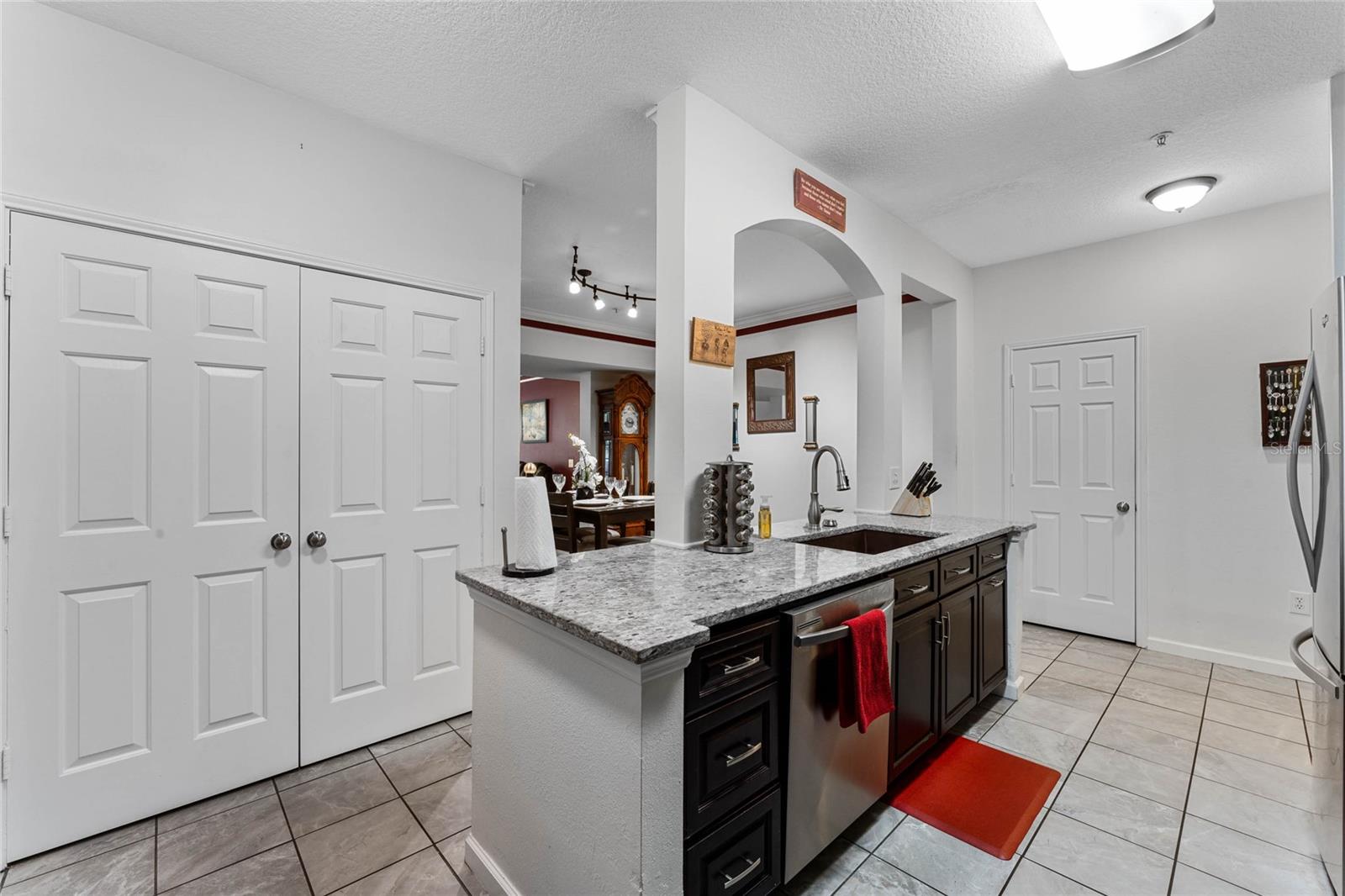 221 LONGVIEW AVE #102