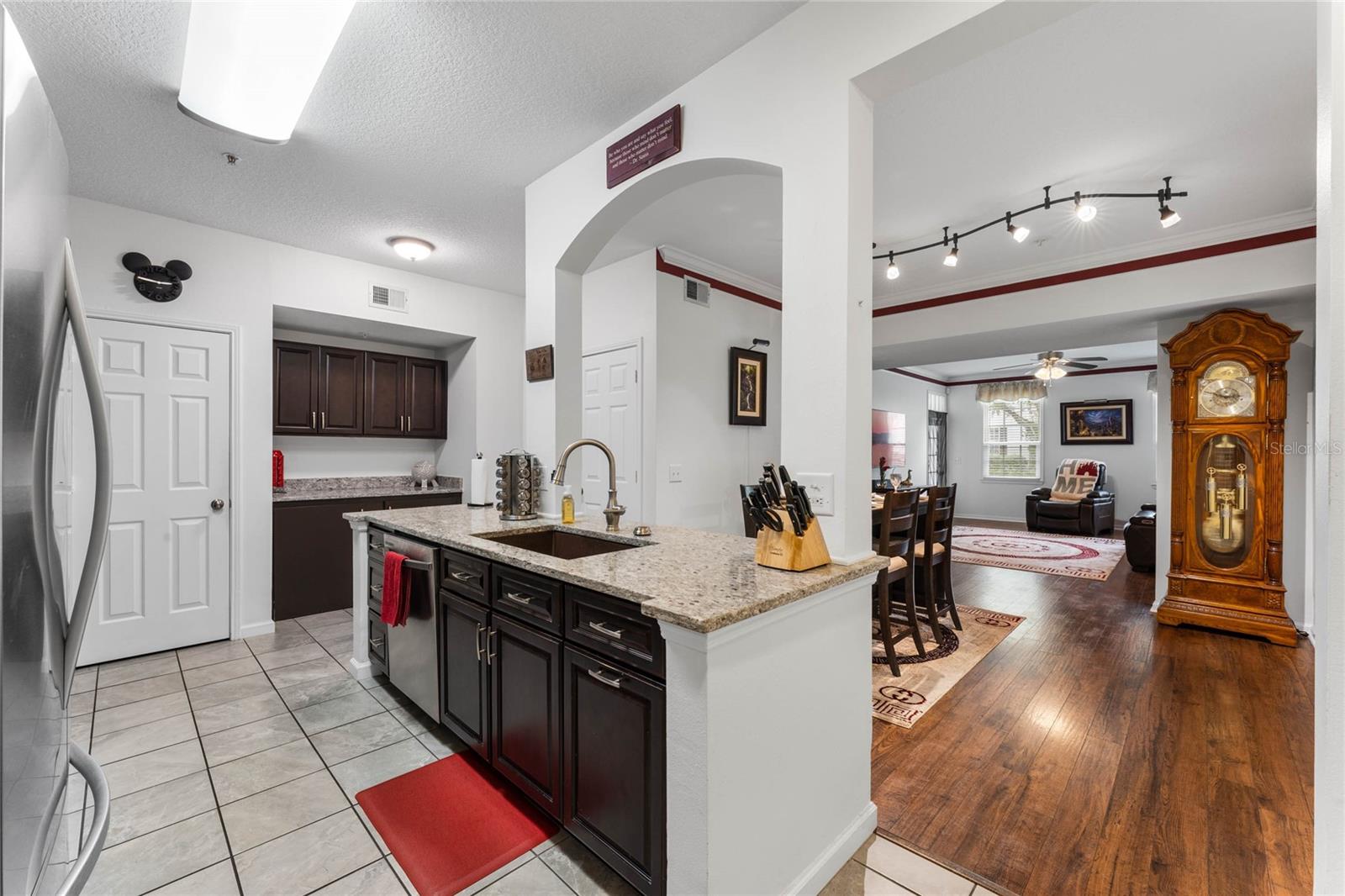 221 LONGVIEW AVE #102