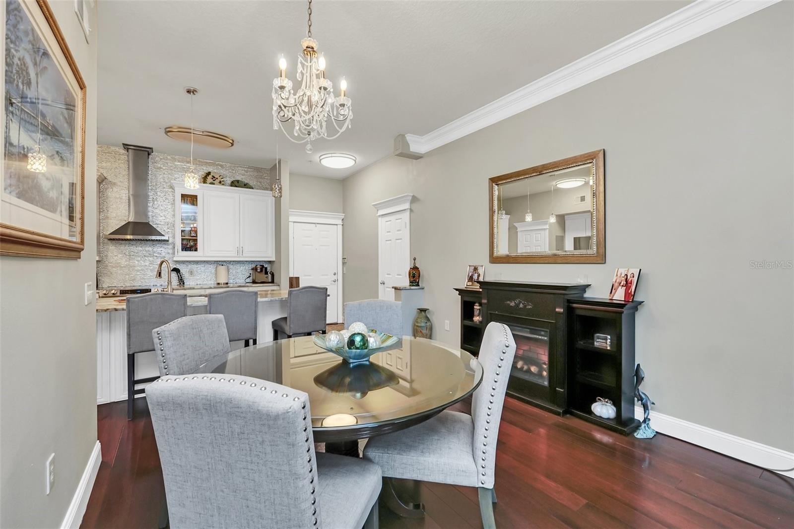 233 GOLDENRAIN DR #304