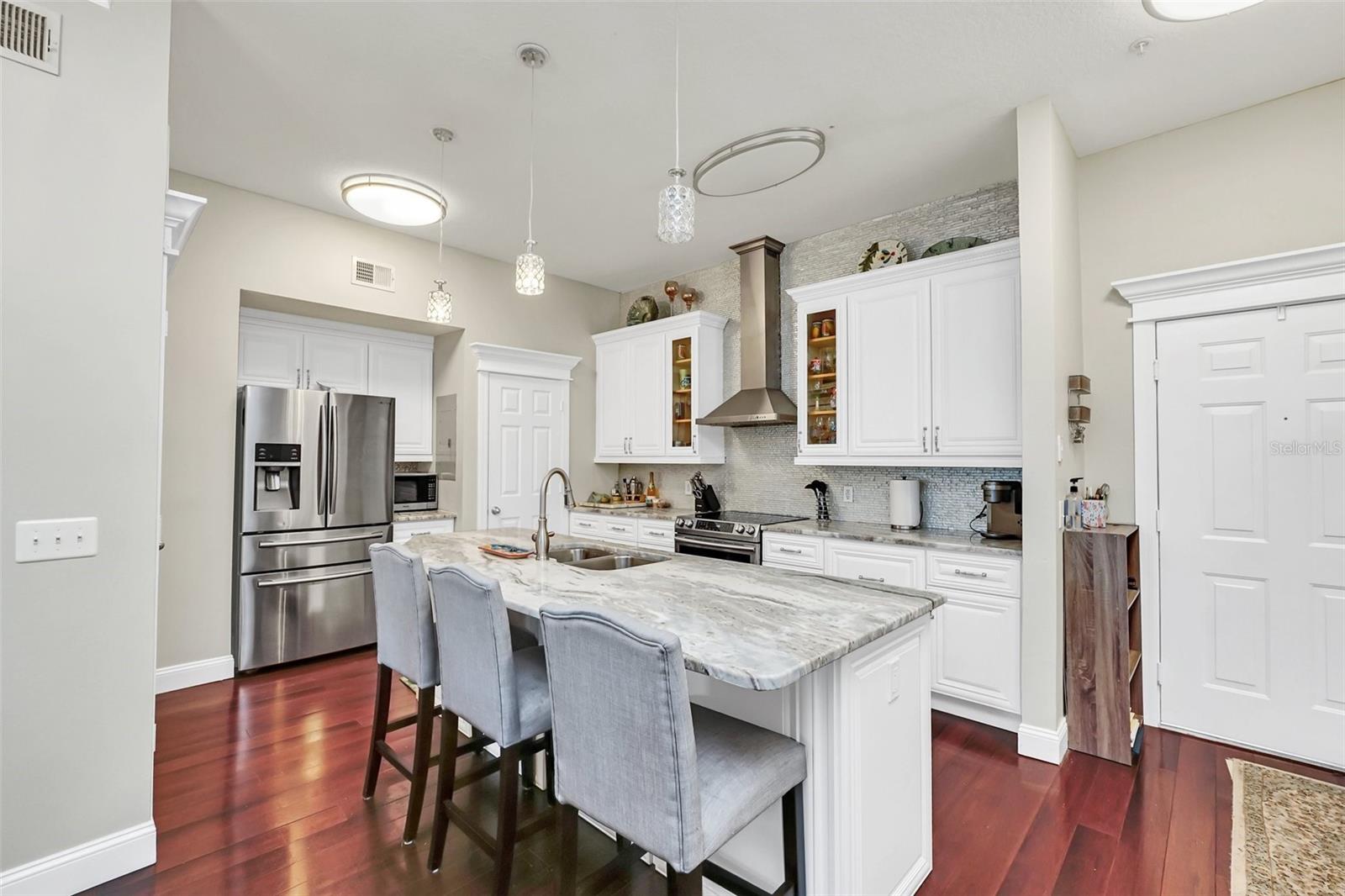 233 GOLDENRAIN DR #304