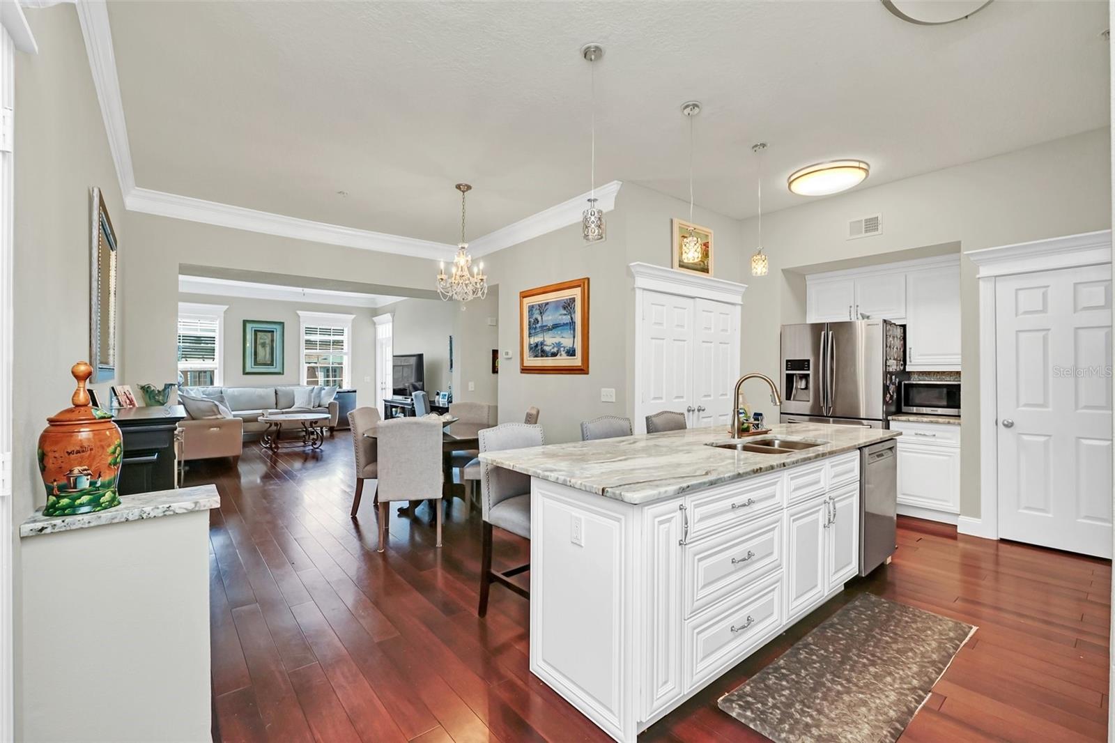 233 GOLDENRAIN DR #304