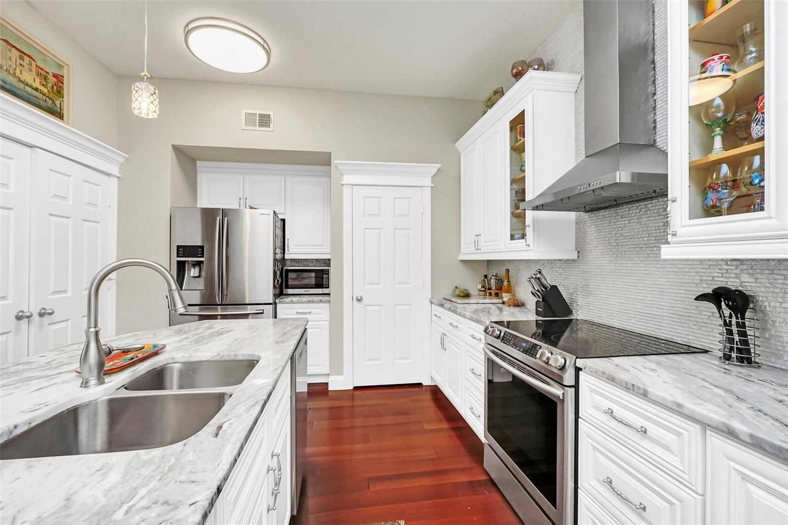 233 GOLDENRAIN DR #304