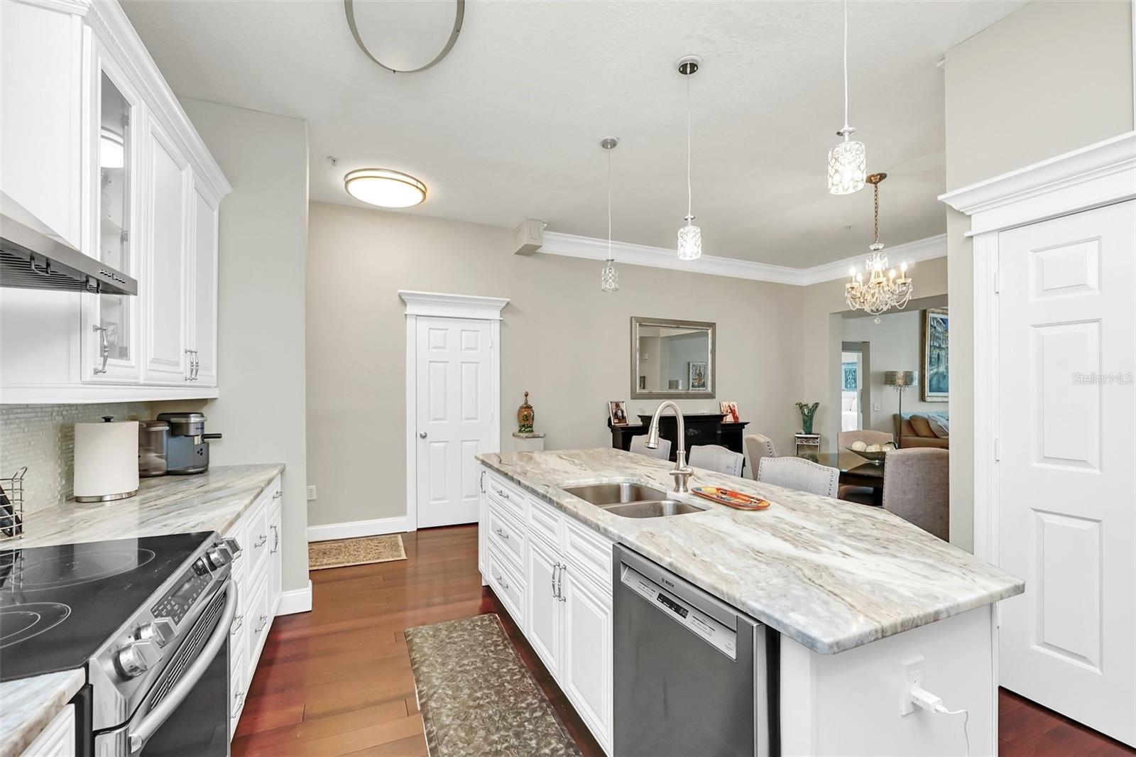 233 GOLDENRAIN DR #304