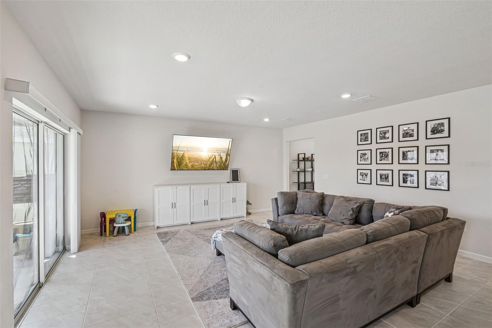2210 LOVELY LN