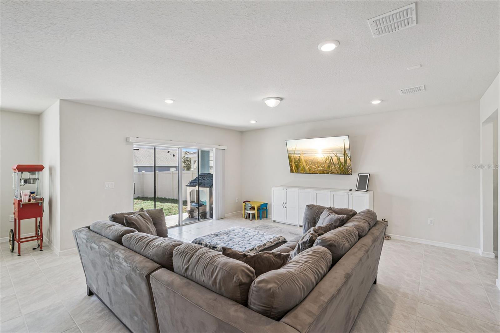 2210 LOVELY LN