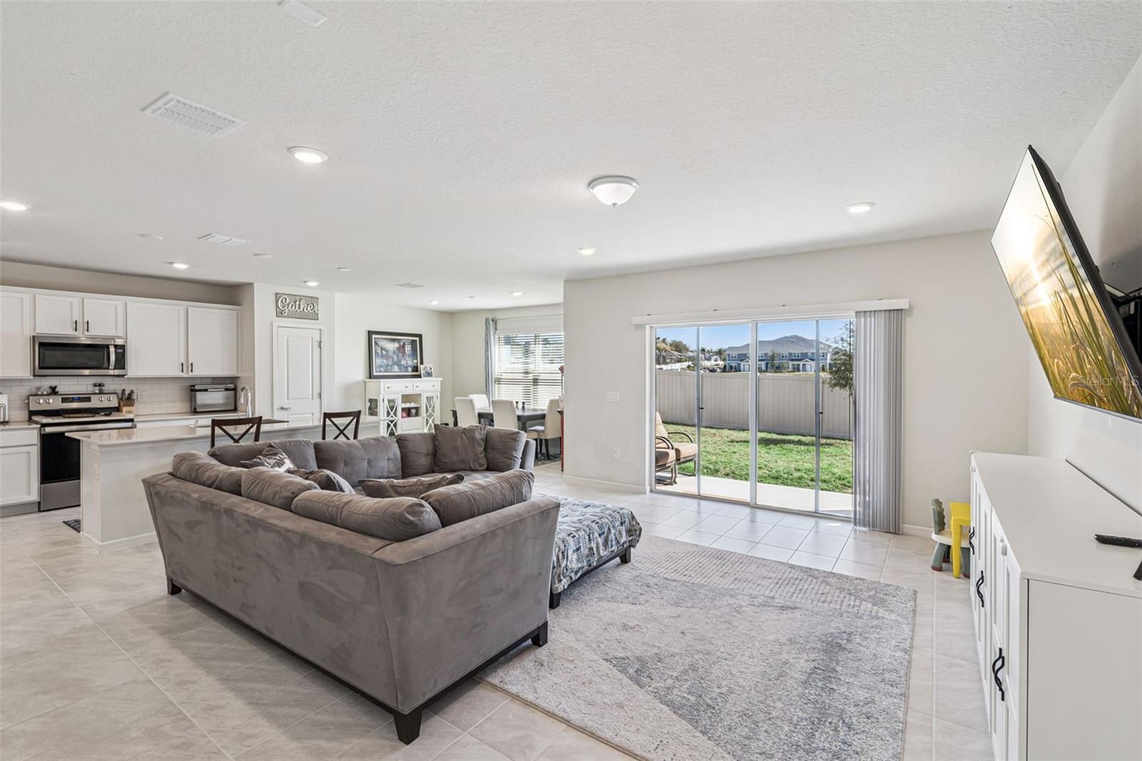 2210 LOVELY LN