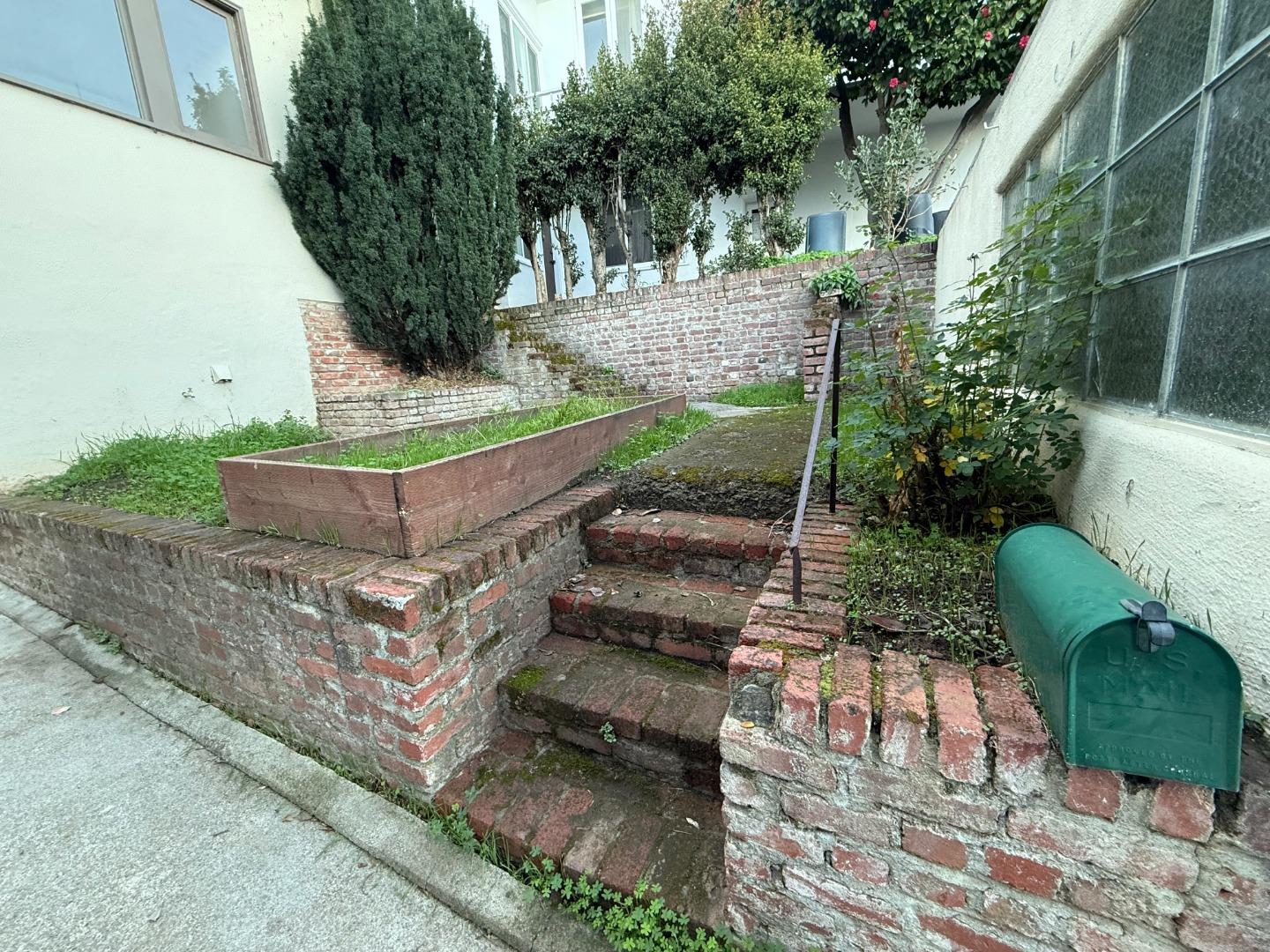 465 Mariposa ST