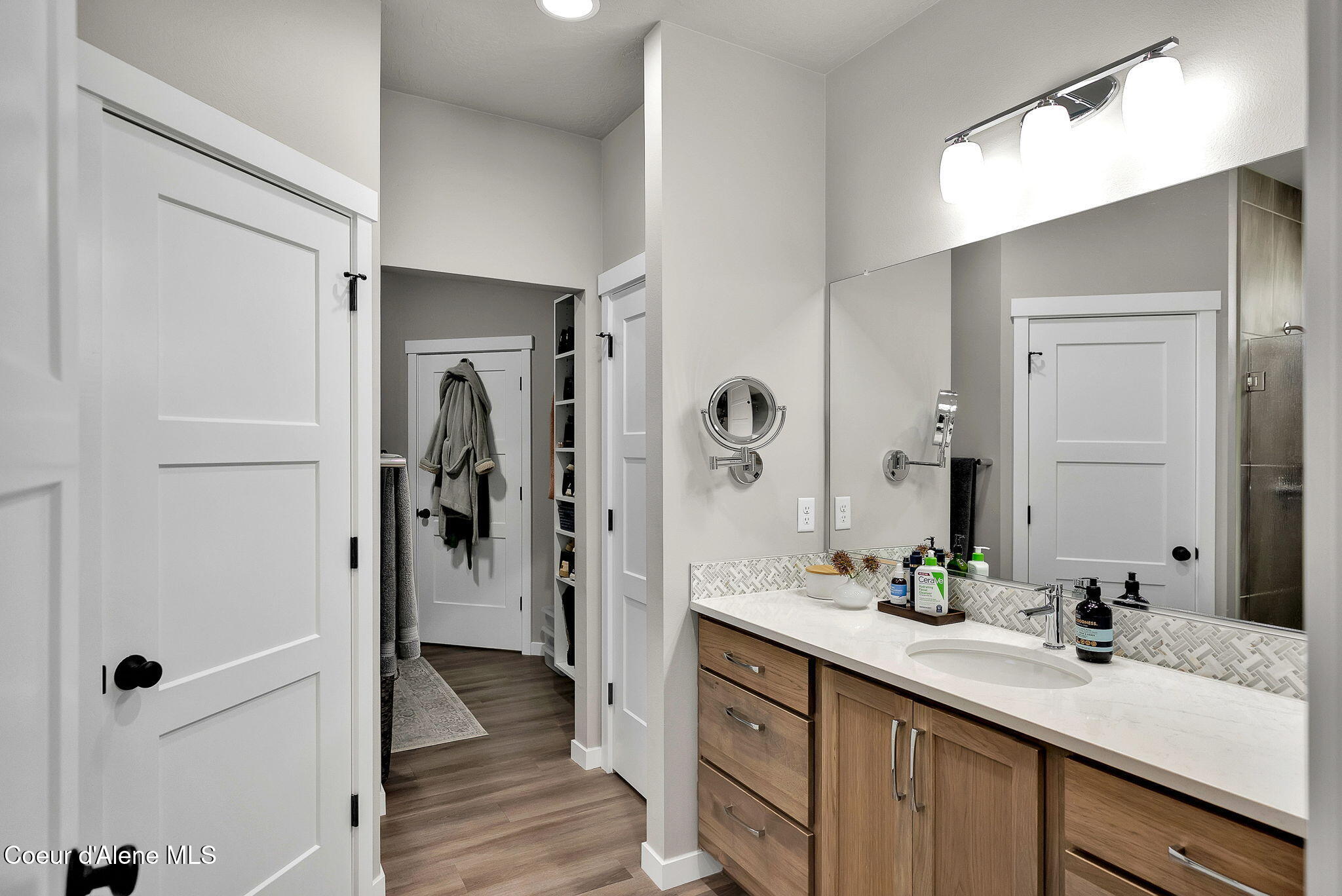 2114 W OKANOGAN AVE