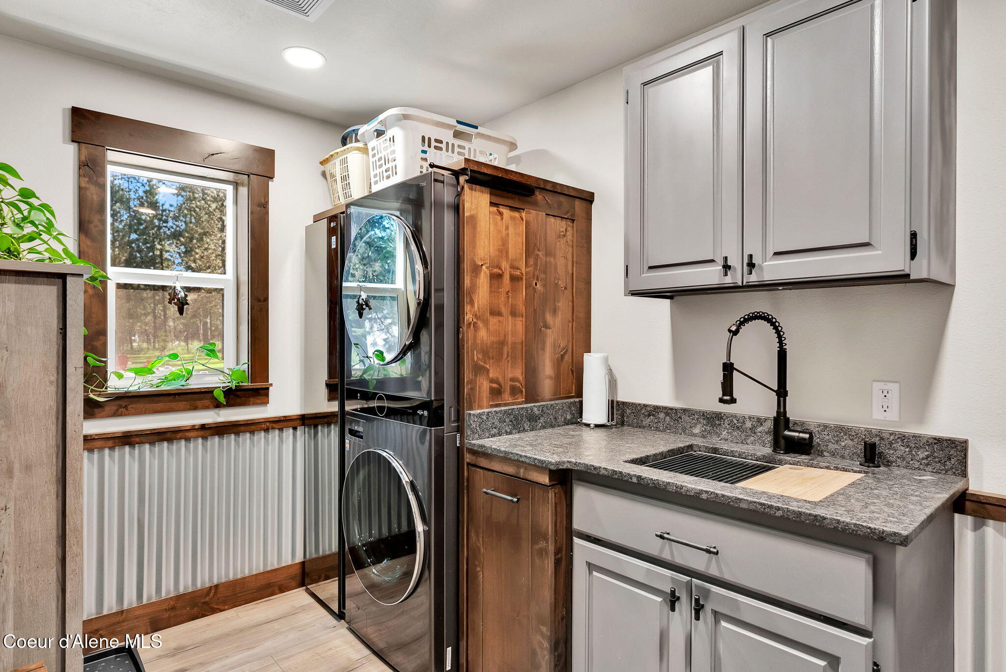 300 E SEASONS RD