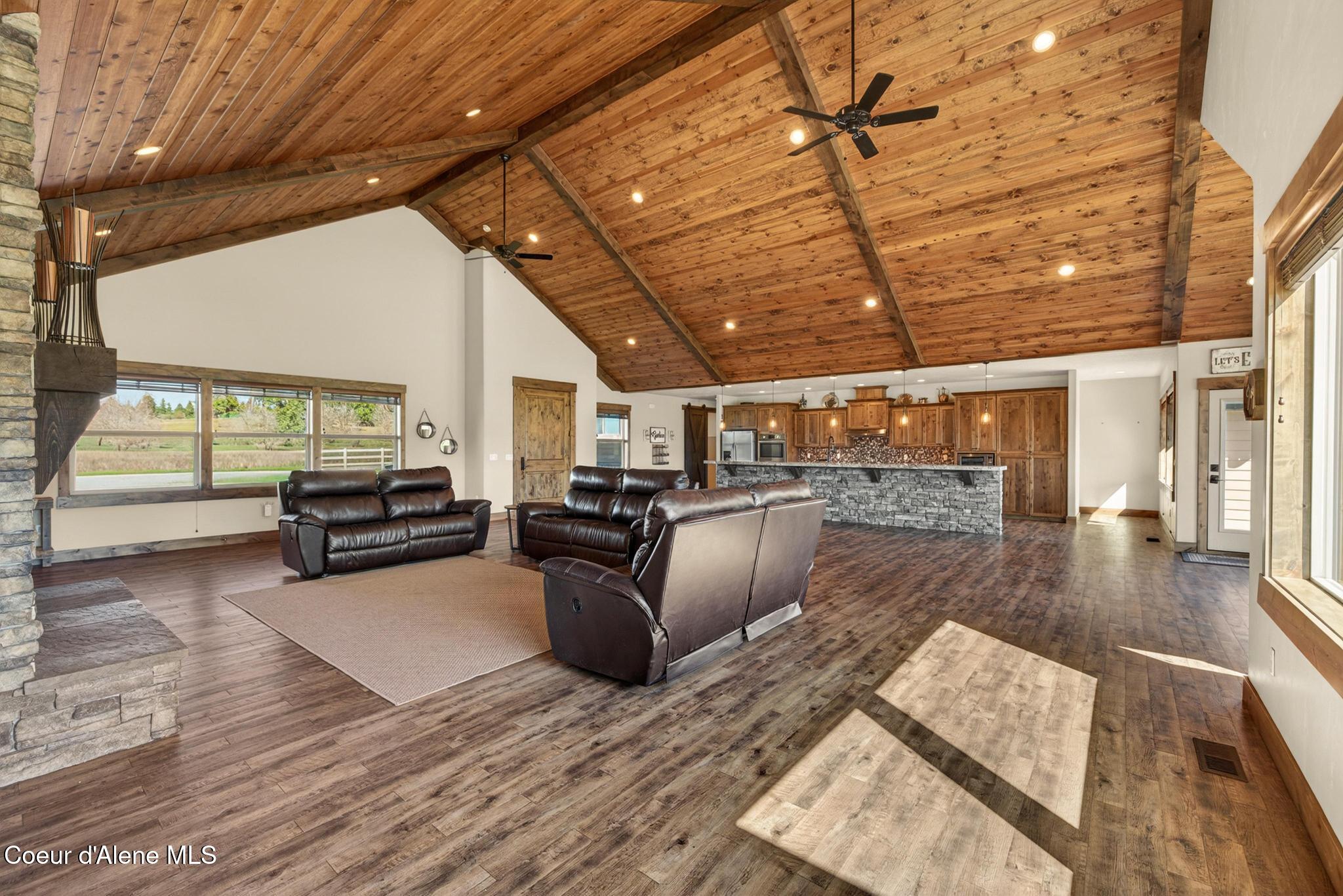 3358 E LEEBOWE CT