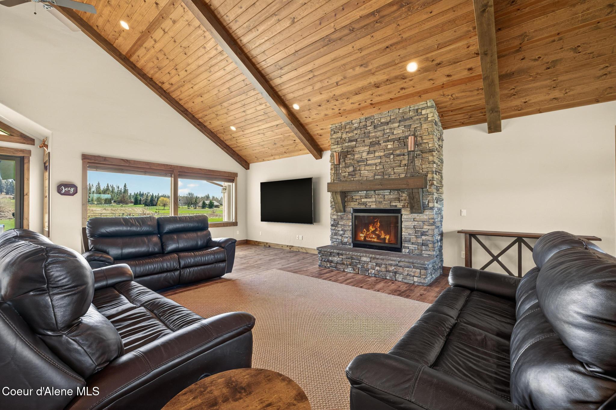 3358 E LEEBOWE CT