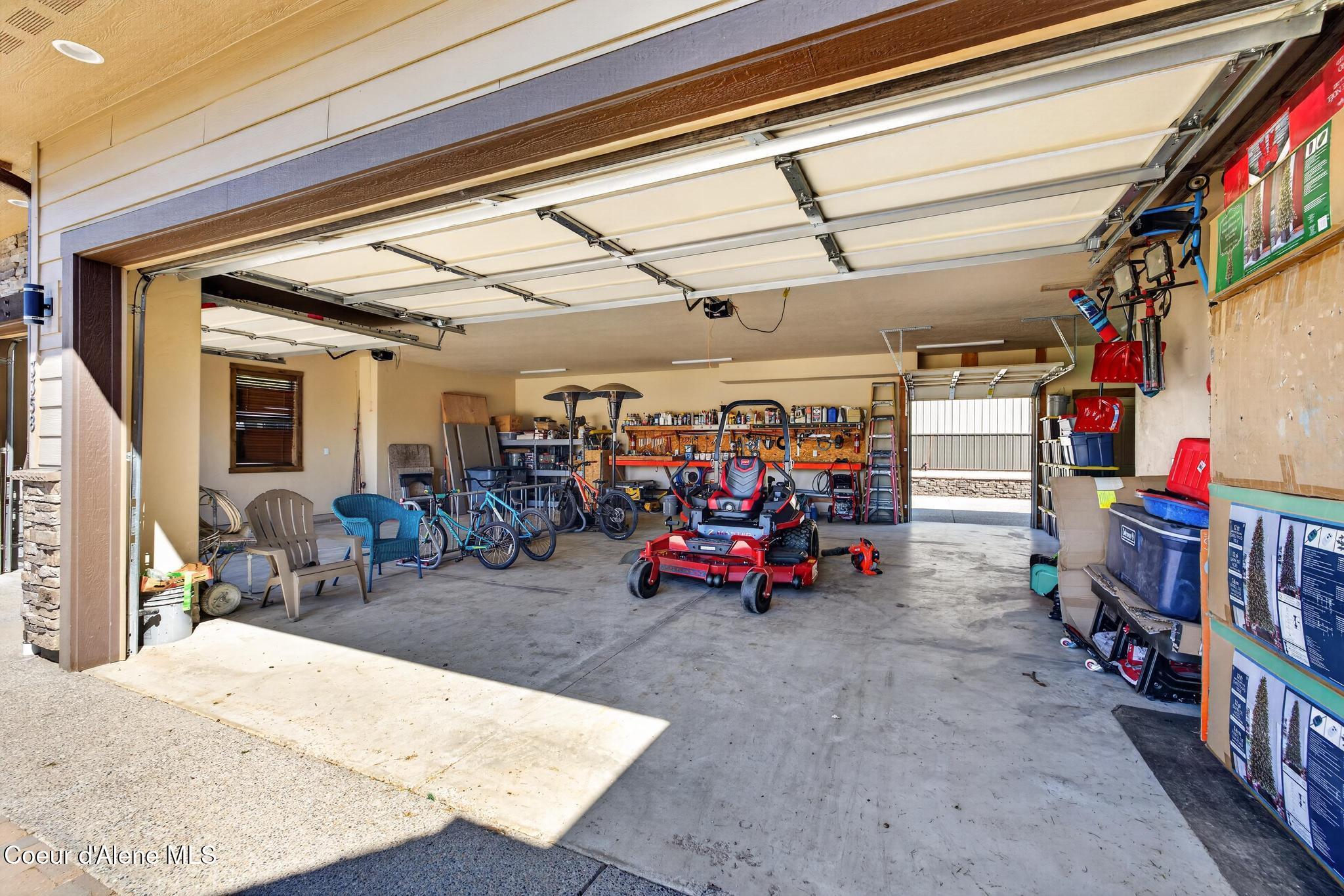 3358 E LEEBOWE CT