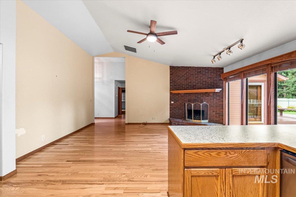 528 W Elwood