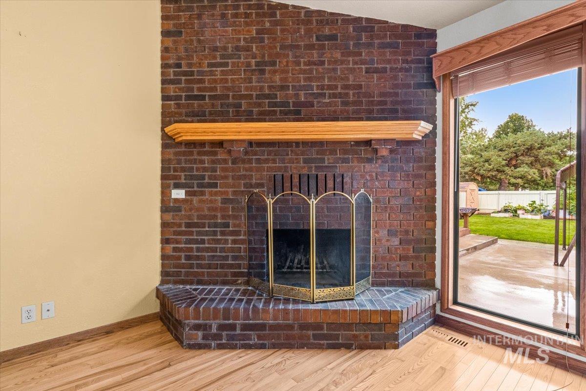 528 W Elwood