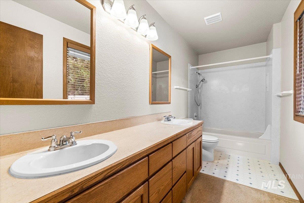 528 W Elwood