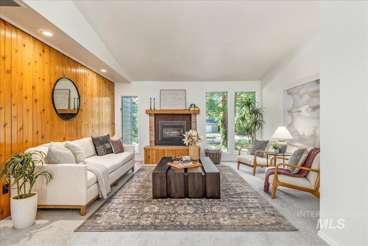 1922 E Mortimer Drive