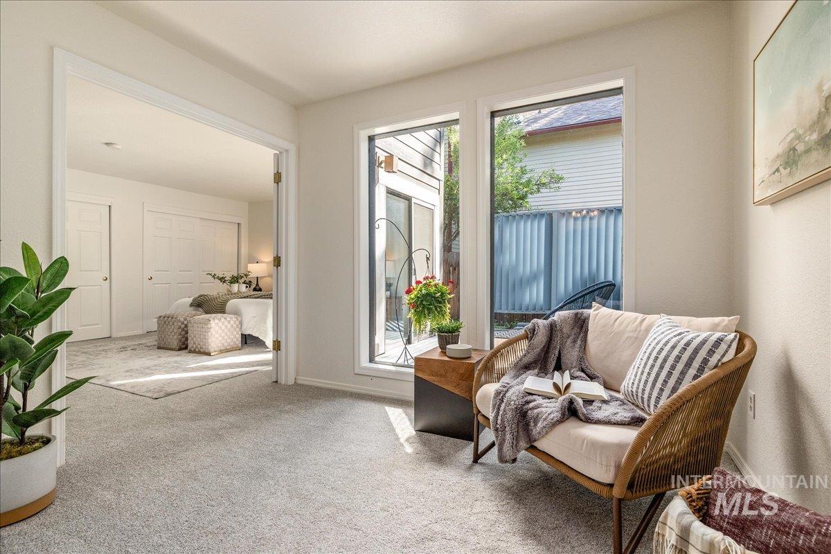 1922 E Mortimer Drive